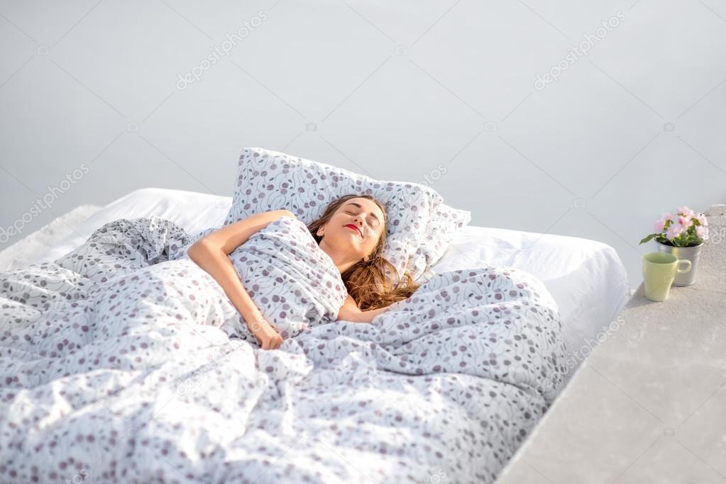 Woman sleeping outdoors on the rooftop