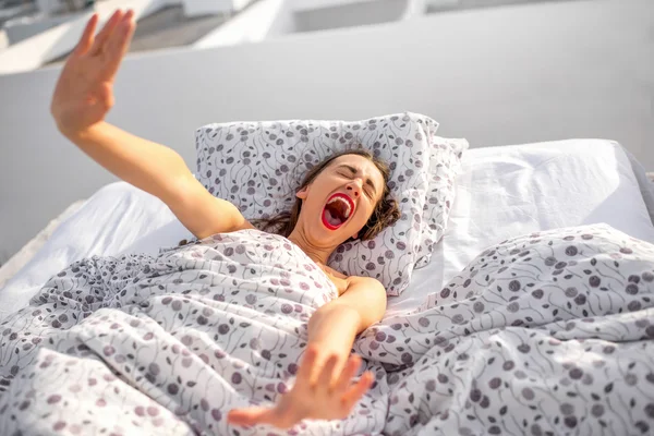 Vrouw wakker worden buiten op het dak — Stockfoto