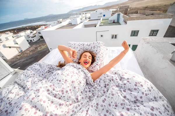 Vrouw wakker worden buiten op het dak — Stockfoto