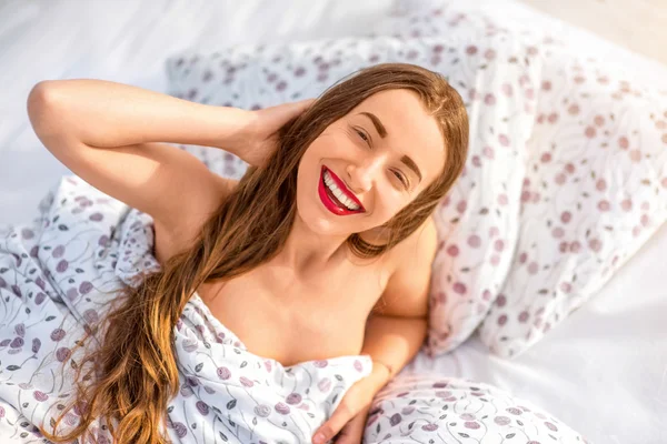 Портрет молодой женщины на кровати — стоковое фото