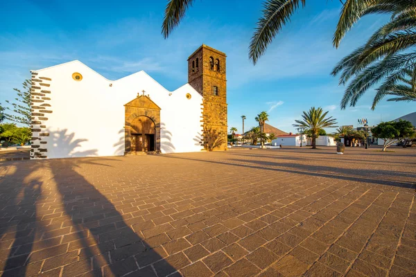 Kirche im Olivendorf auf der Insel Fuerteventura — Stockfoto