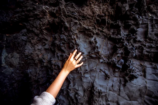 Roca volcánica en las cuevas de Ajiy — Foto de Stock