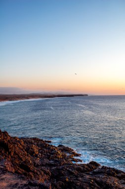 Fuerteventura adada El Cotillo Köyü yakınındaki kıyı şeridi
