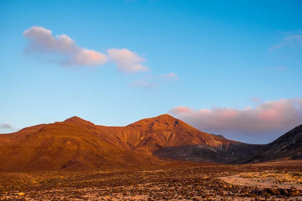 Paesaggio deserto con montagne sull'isola di Fuerteventura — Foto Stock