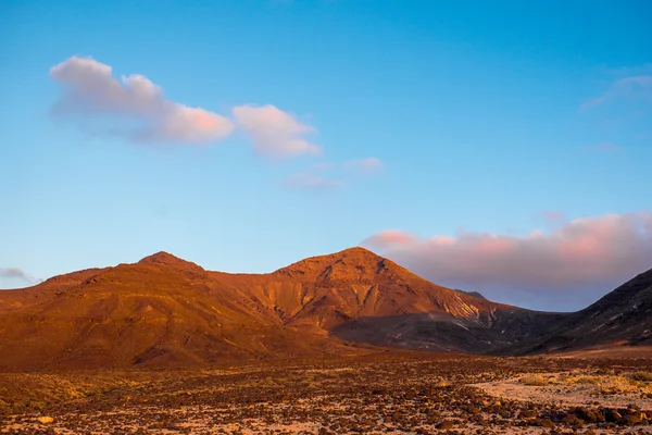 Övergivna landskapet med bergen på ön Fuerteventura — Stockfoto