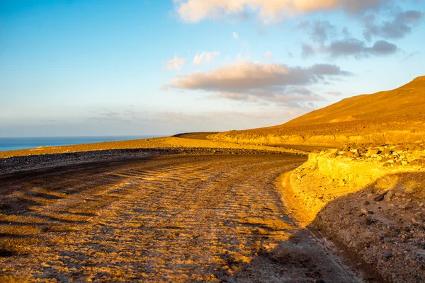Övergivna landskapet med bergen på ön Fuerteventura — Stockfoto