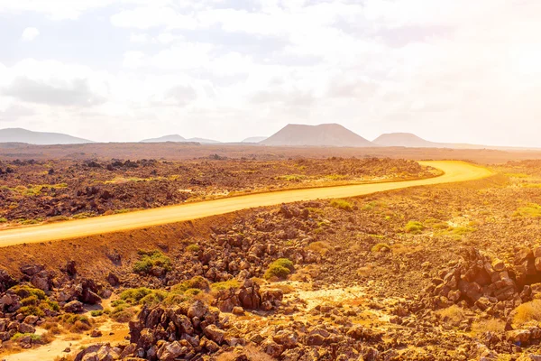 Grond weg in Corralejo dunes op Fuerteventura eiland — Stockfoto