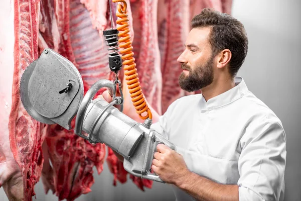 Carnicero cortando carne de cerdo en la fabricación — Foto de Stock