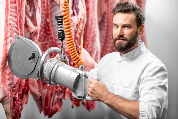 Metzger schneidet Schweinefleisch in der Produktion — Stockfoto