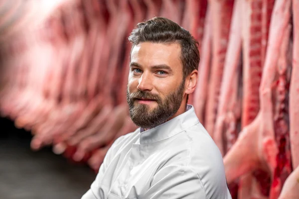 Portret van een knappe slager op de productie — Stockfoto