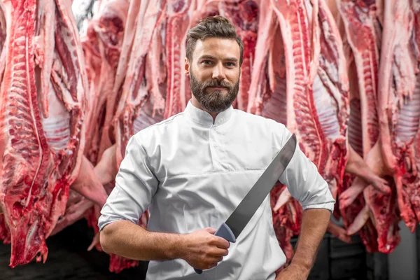 Retrato de um açougueiro na fabricação de carne — Fotografia de Stock