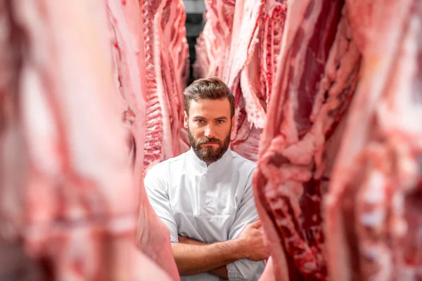 Açougueiro no fabrico de carne — Fotografia de Stock