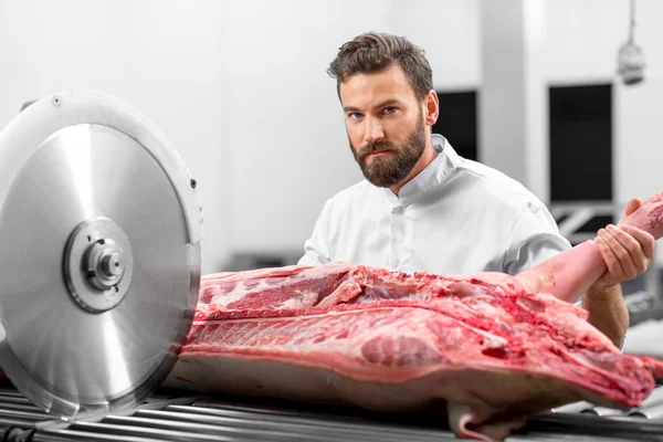 Carne de corte de açougueiro no fabrico — Fotografia de Stock