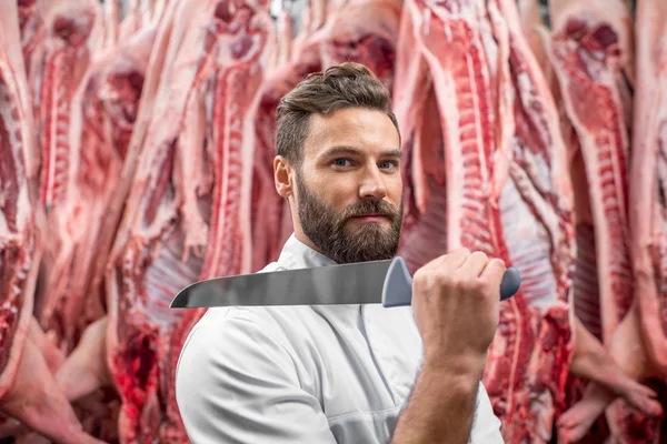 Retrato de un carnicero en la fabricación de carne — Foto de Stock