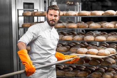 Fırıncı küreği ekmek ile koyarak, üretim loafs