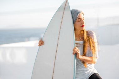 Kadın beyaz şehir arka plan üzerinde surfboard ile