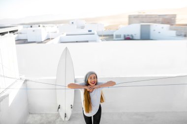 Kadın beyaz şehir arka plan üzerinde surfboard ile