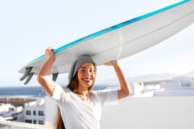 Kadın beyaz şehir arka plan üzerinde surfboard ile