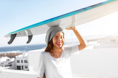 Kadın beyaz şehir arka plan üzerinde surfboard ile