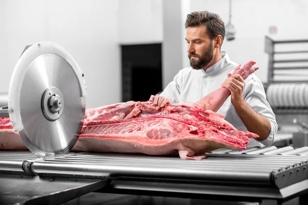 Carne de corte de açougueiro no fabrico — Fotografia de Stock