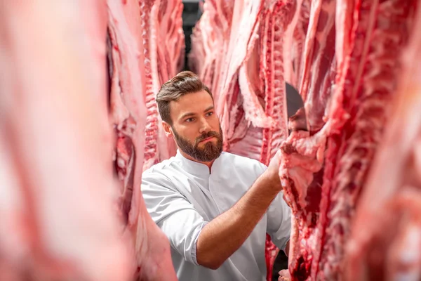 Slager snijden varkensvlees op de productie — Stockfoto
