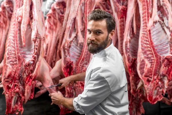 Açougueiro corte de carne de porco na fabricação — Fotografia de Stock