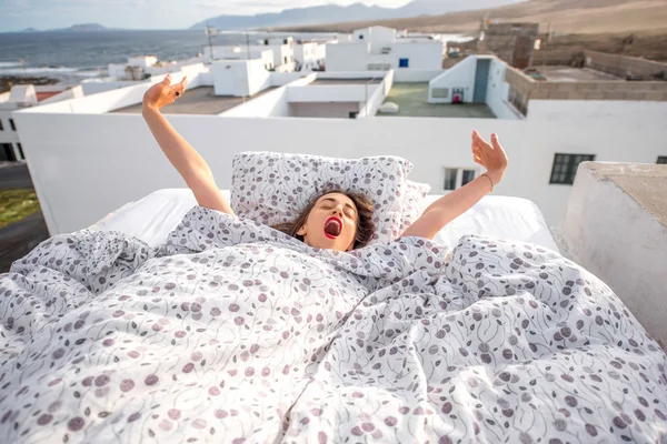Vrouw slapen buiten op het dak — Stockfoto