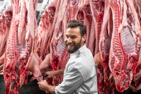 Butcher cutting pork at the manufacturing — Stock Photo, Image