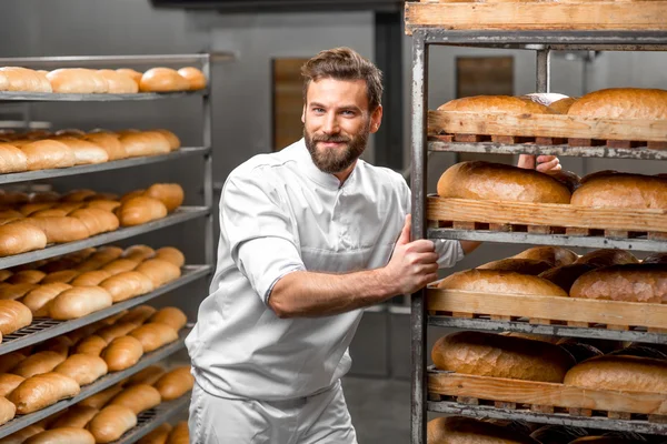 Arbeiter tragen Regale mit Brot — Stockfoto