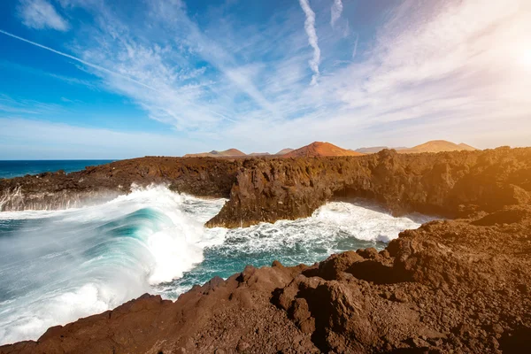 Costa rocciosa con oceano ondulato sull'isola di Lanzarote — Foto Stock