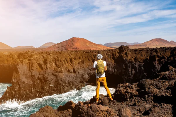 Turista masculino fotografiando costa rocosa en la isla de Lanzarote — Foto de Stock