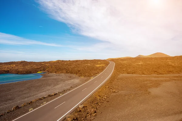 Carretera en el paisaje desierto — Foto de Stock