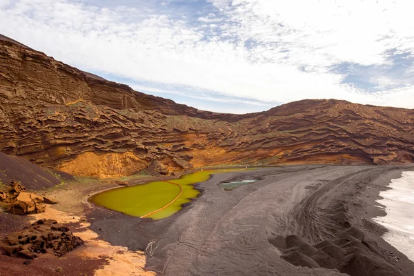 Vulkanische zwembad op Lanzarote eiland baai El Golfo — Stockfoto