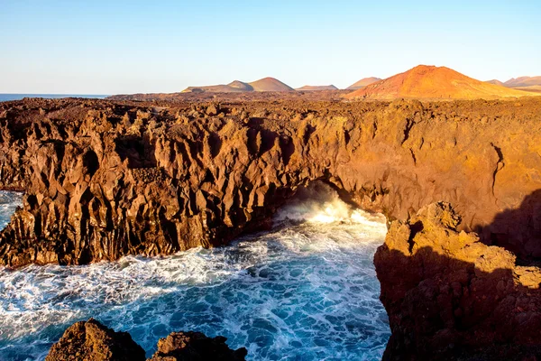 Rotsachtige kust met golvende Oceaan op Lanzarote eiland — Stockfoto