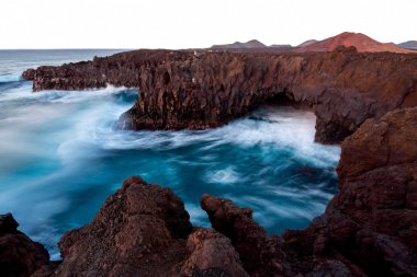 Kayalık kıyısında Lanzarote Adası