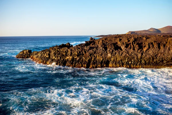 Klippkust med vågigt hav på Lanzarote ö — Stockfoto