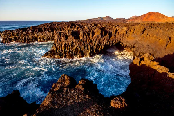 Côte rocheuse avec océan ondulé sur l'île de Lanzarote — Photo