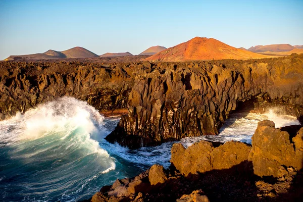 Lanzarote adasında dalgalı okyanus ile kayalık sahil