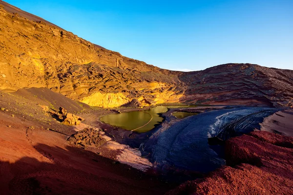 Vulkanische zwembad op Lanzarote eiland baai El Golfo — Stockfoto