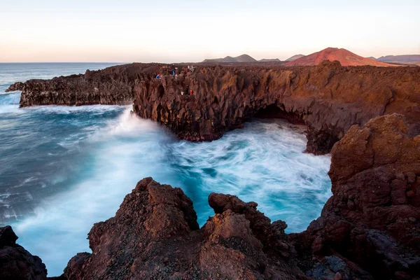 Klippiga kusten på ön Lanzarote — Stockfoto