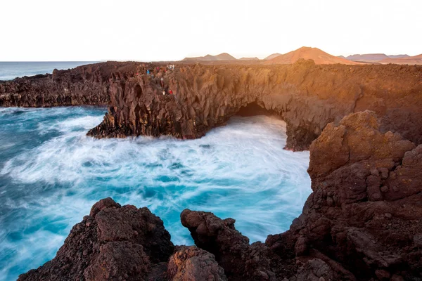 Costa rocciosa sull'isola di Lanzarote — Foto Stock