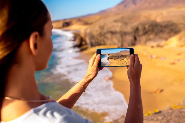 Turista femenina en la playa de Papagayo — Foto de Stock