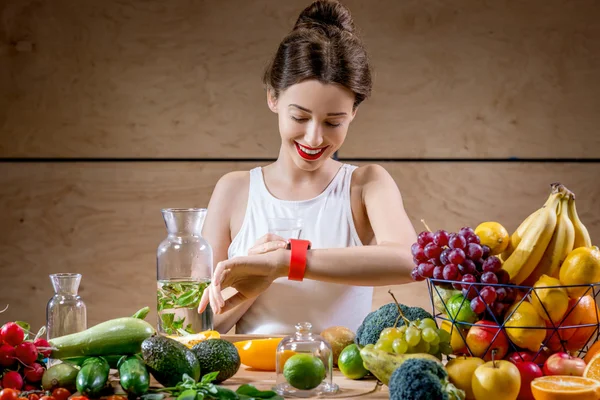 Young woman using smart watch in the kitchen — 图库照片