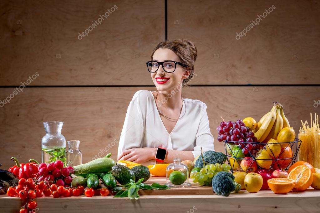 женщина выбирает продукты. женщина с продуктами. продукты в супермаркете. девушка с фруктами. Woman eats a salad plate.