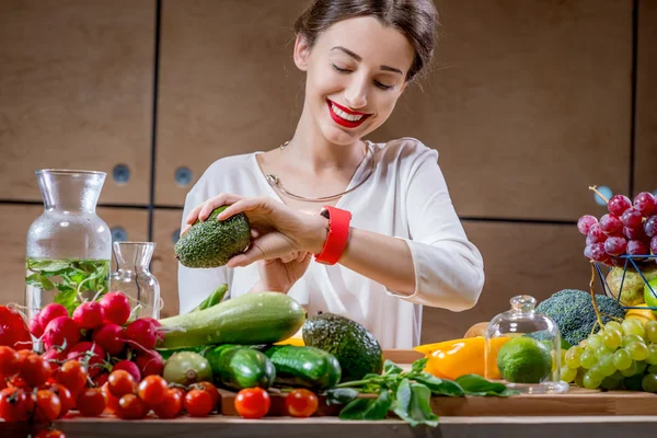 Jeune femme utilisant montre intelligente dans la cuisine — Photo