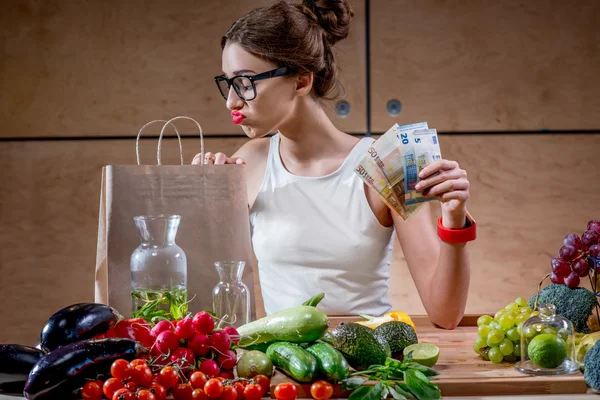 Mujer con dinero en efectivo y comida saludable —  Fotos de Stock