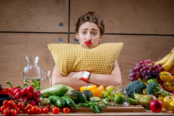 Yastık ve gıda ile Üzgün kadın — Stok fotoğraf