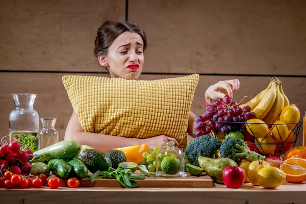Mulher triste com travesseiro assistindo a comida — Fotografia de Stock