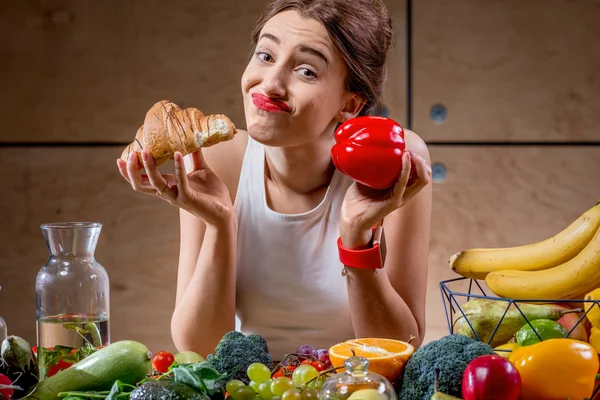 Elegir entre postre y comida fresca saludable —  Fotos de Stock