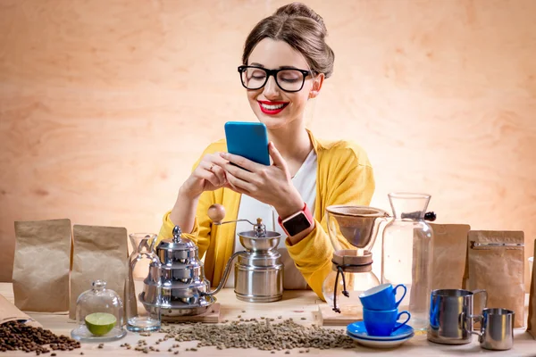 Jovem cafeteira usando telefone inteligente — Fotografia de Stock